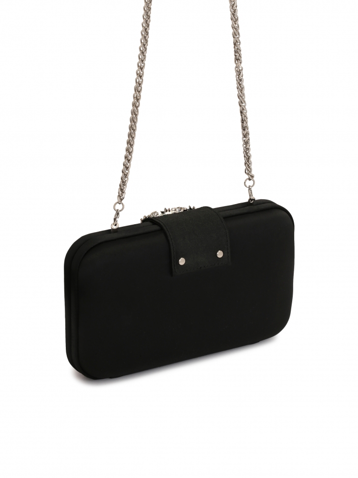 Czarna torebka wieczorowa z tkaniny z biżuteryjnym zapięciem