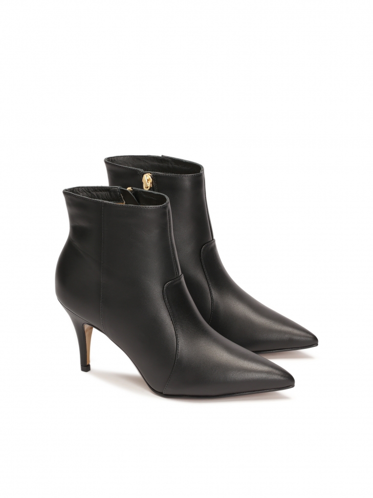 Minimalistyczne czarne botki z noskami w szpic