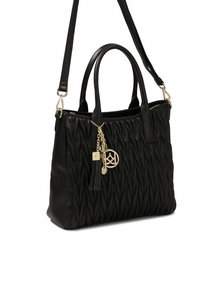 Pikowana torebka z uchwytami do ręki i brelokiem