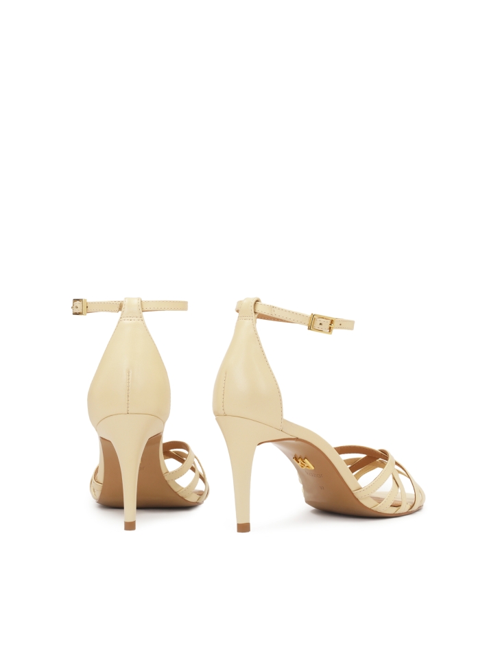 Sandały na obcasie z zyżującymi się paskami