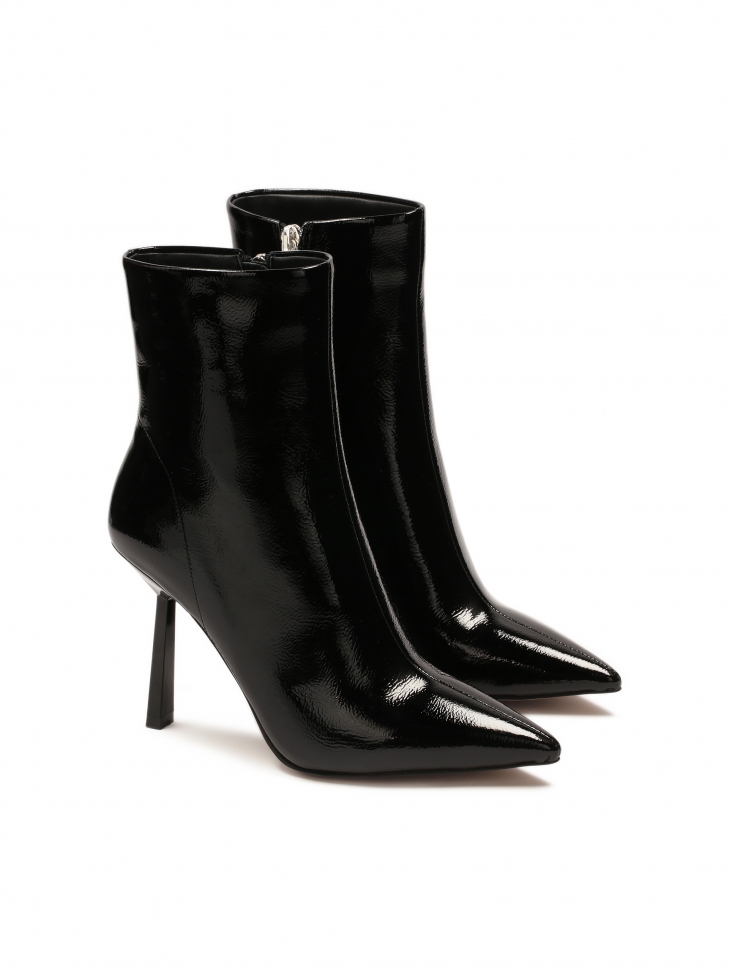 Lakierowane botki na cienkim obcasie