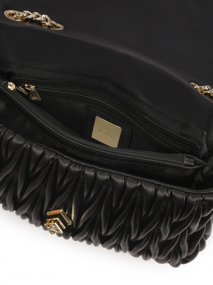 Pikowana czarna torebka na łańcuszku