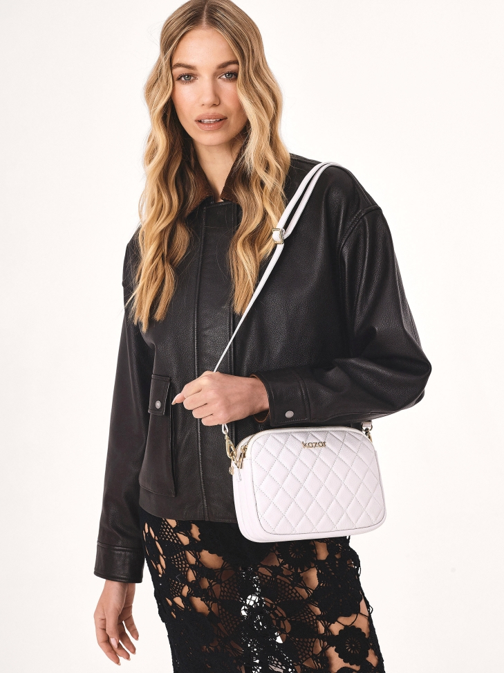 Biała torebka z efektownym pikowaniem