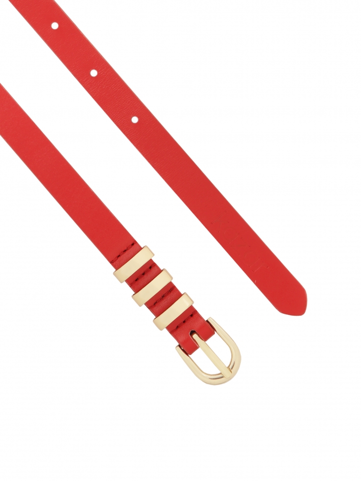 Wąski czerwony pasek z metalowymi szlufkami