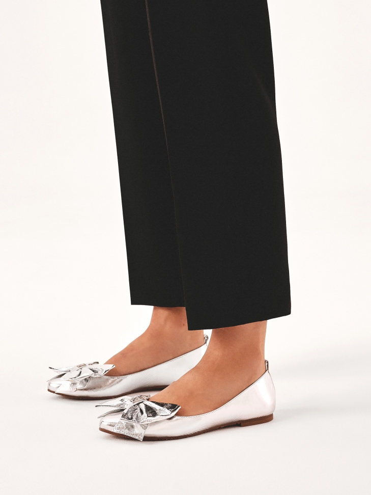 Srebrne baleriny z kokardami z gniecionej skóry