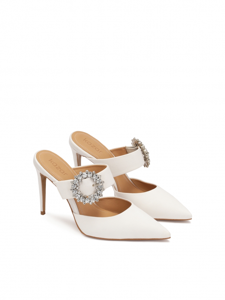 Białe klapki z tkaniny zdobione klamrą z cyrkoniami