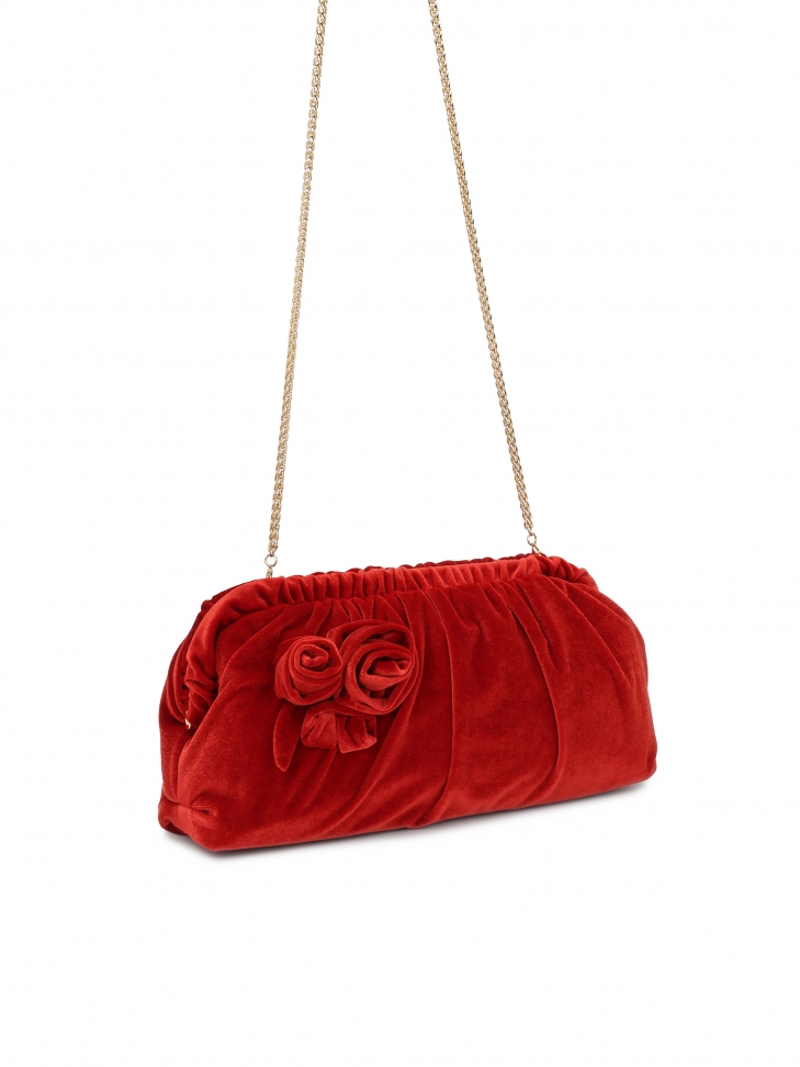 Czerwona torebka z tkaniny z dużymi kwiatami