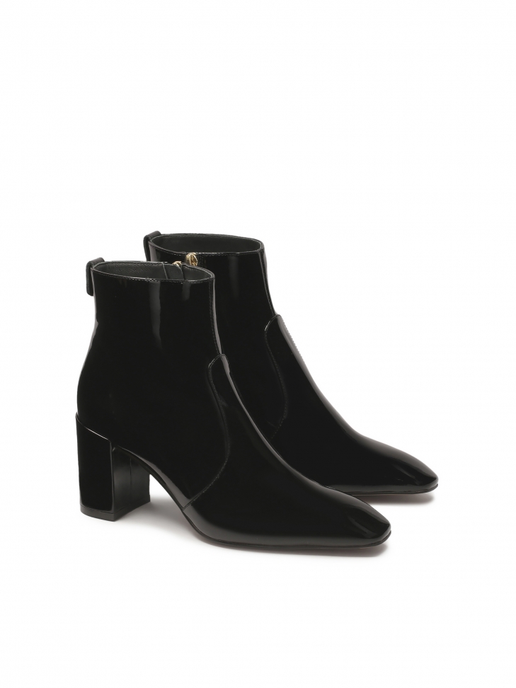 Lakierowane botki z wydłużonymi ściętymi noskami