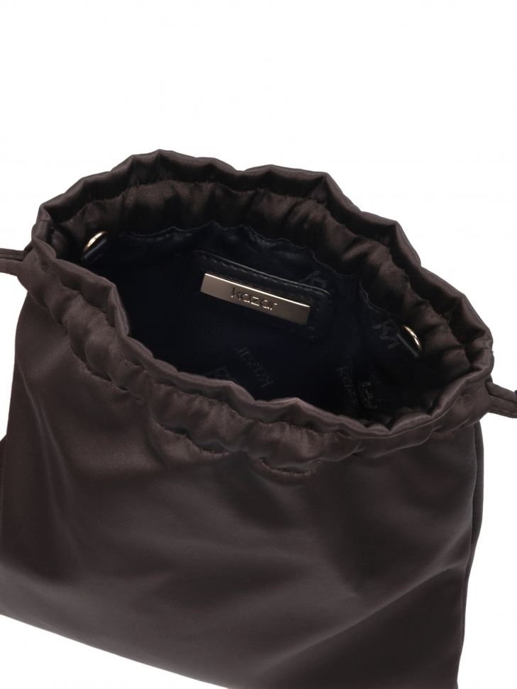 Ciemnobrązowa torebka sakiewka o satynowym wykończeniu