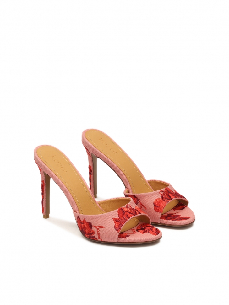 Różowe klapki z tkaniny w kwiatowy wzór