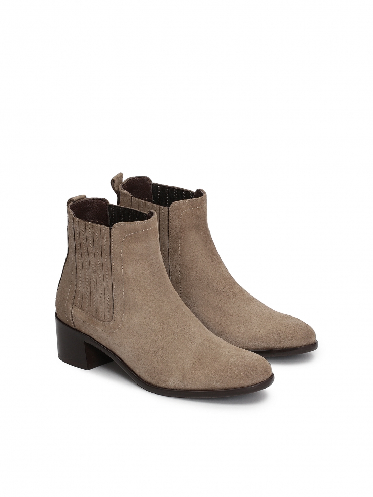 Ciemnobeżowe botki ze skóry zamszowej