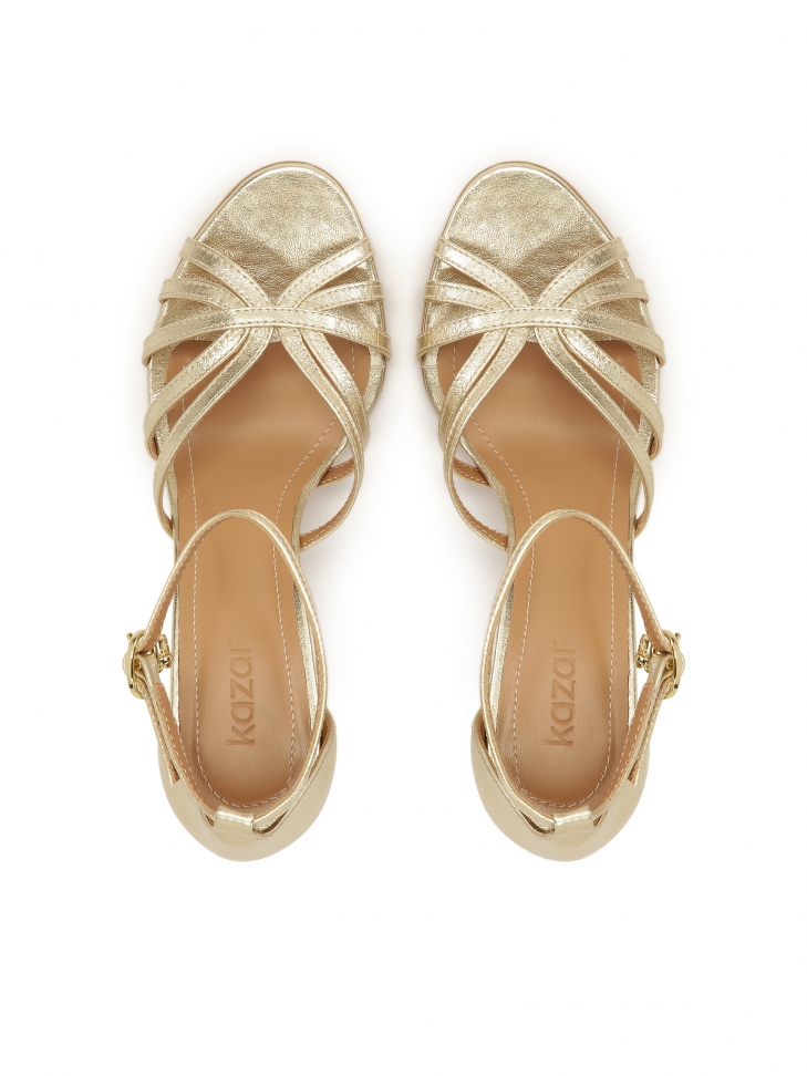 Złote sandały z zabudowanymi piętami