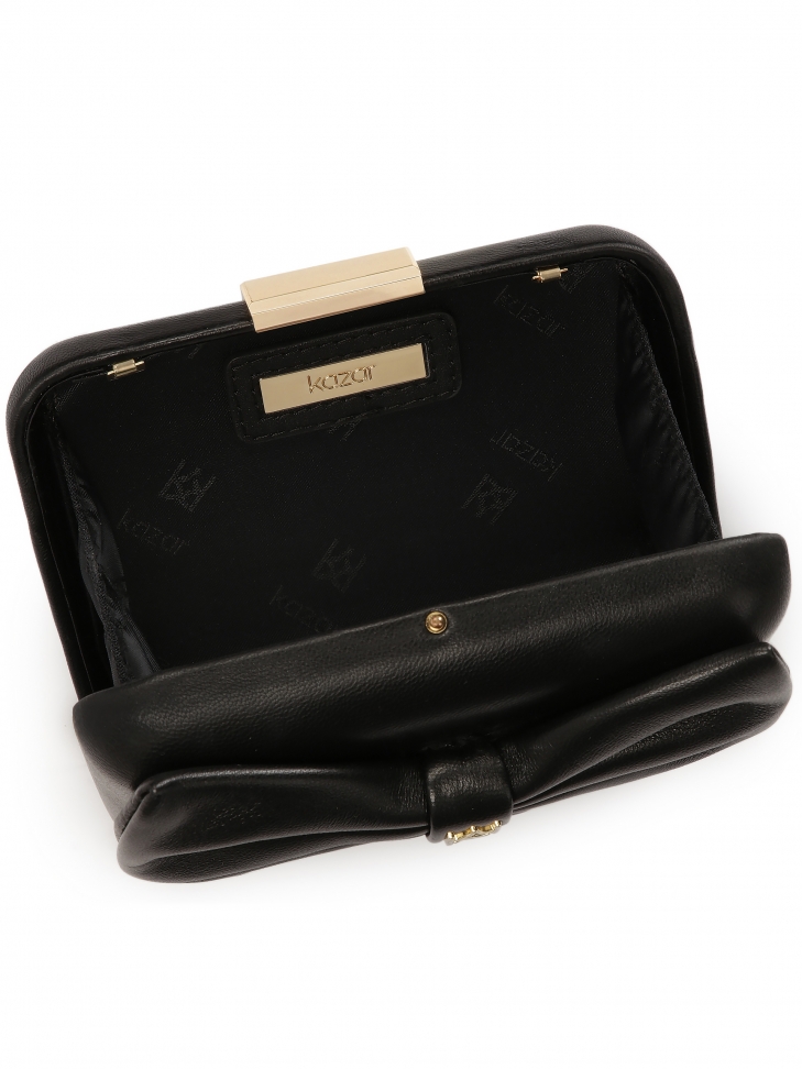 Czarna kopertówka z dużą kokardą na przodzie