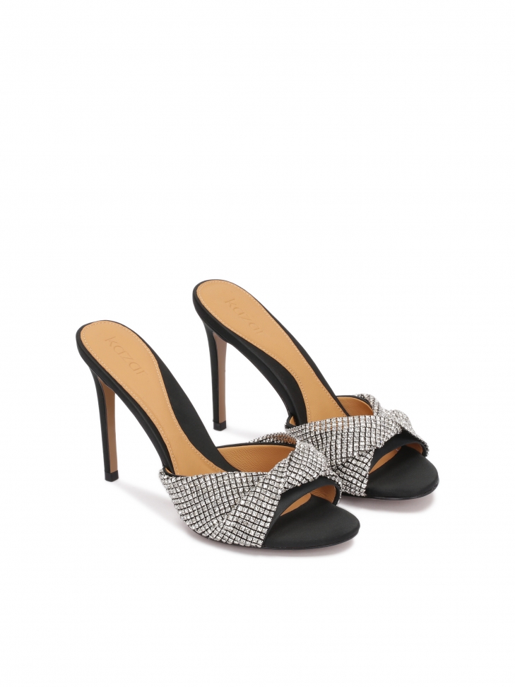 Zdobione cyrkoniami klapki na wysokim obcasie