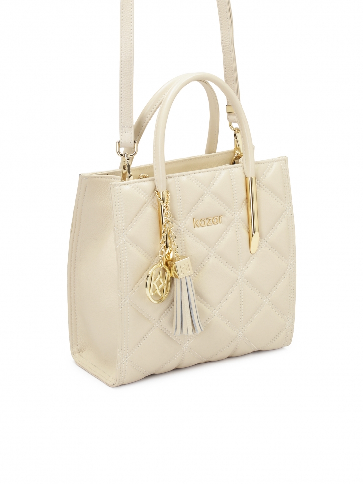 Elegancka torebka z dekoracyjnym brelokiem