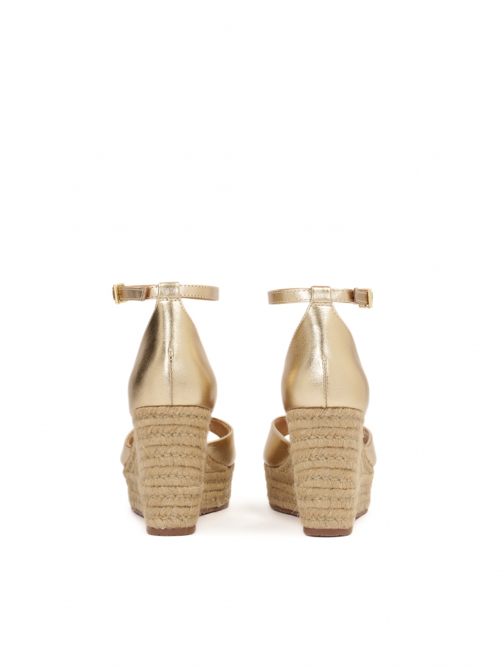 Złote sandały na koturnie poytym jutowym sznurkiem