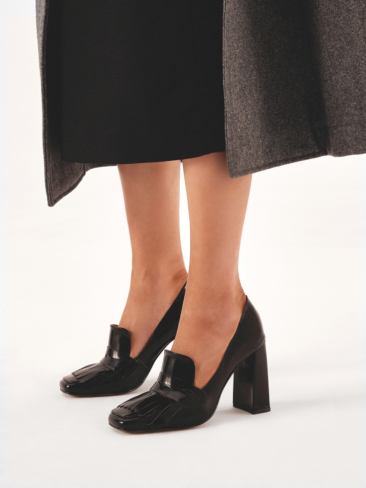 Czarne czółenka z wysokim językiem