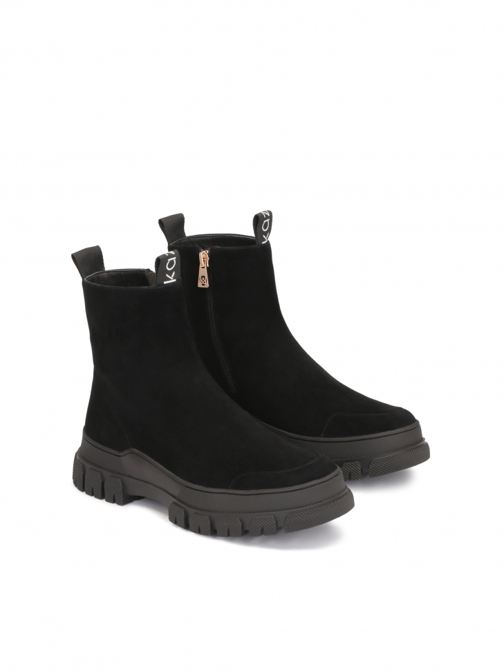 Zamszowe trzewiki z nakładką na nosku i pięcie