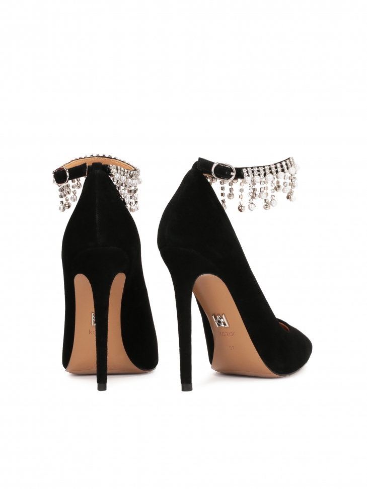Czarne zamszowe czółenka z biżuteryjnym paskiem