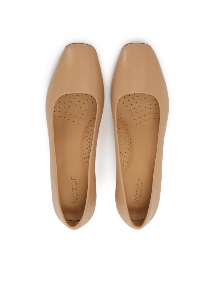 Beżowe czółenka na słupku