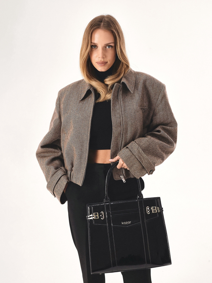 Lakierowana sztywna torebka