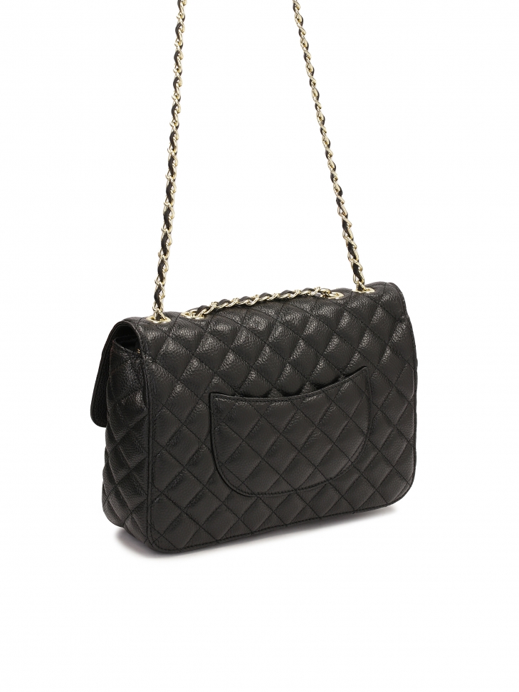 Pikowana torebka zdobiona łańcuchem z zawieszkami