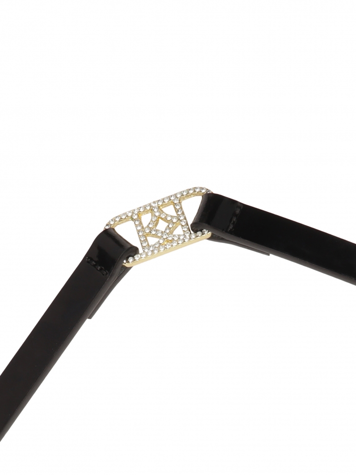 Wąski czarny pasek ze otym łańcuchem