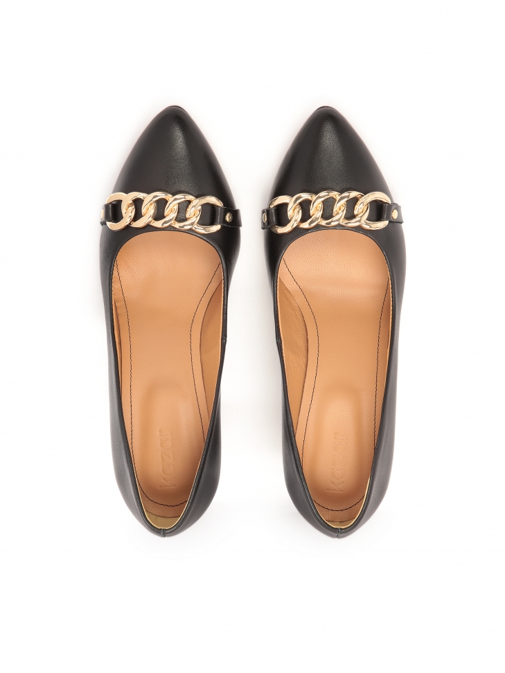 Czarne czółenka na słupku zdobione łańcuchem