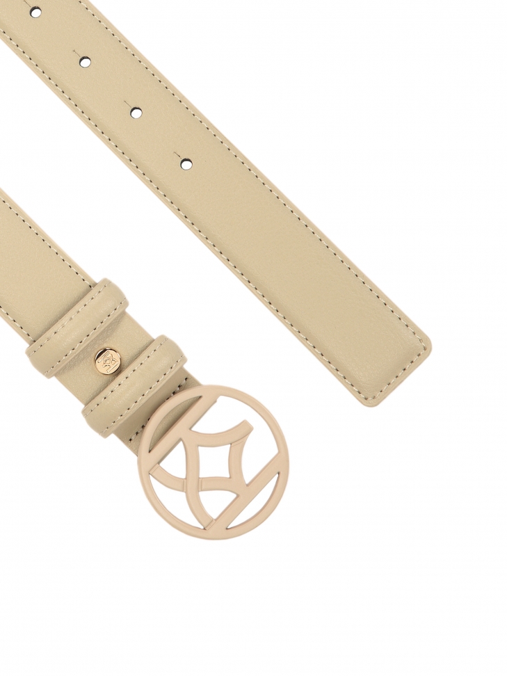 Beżowy pasek z dużą klamrą w kształcie monogramu KAZAR