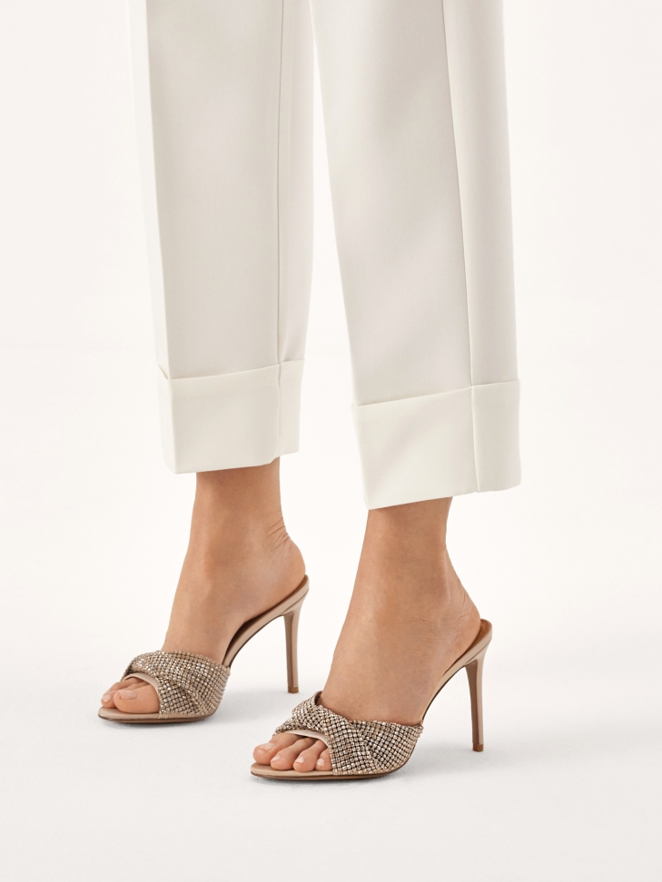 Beżowe klapki na szpilce zdobione cyrkoniami