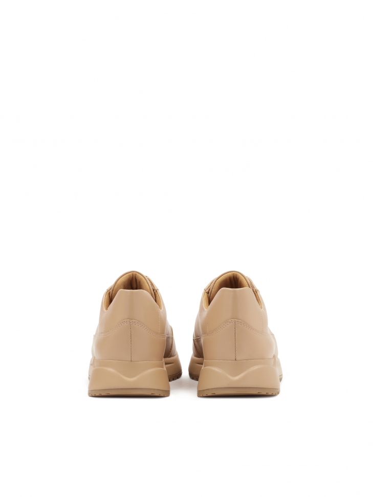 Minimalistyczne sneakersy w beżowym kolorze