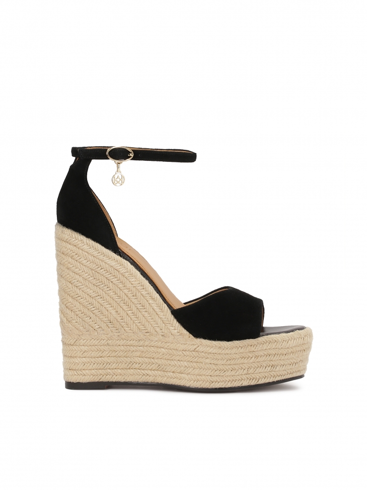 Czarne zamszowe sandały na koturnie i platformie