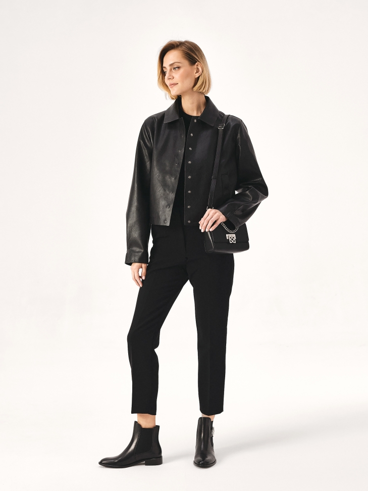 Mała torebka z metalowymi srebrnymi okuciami