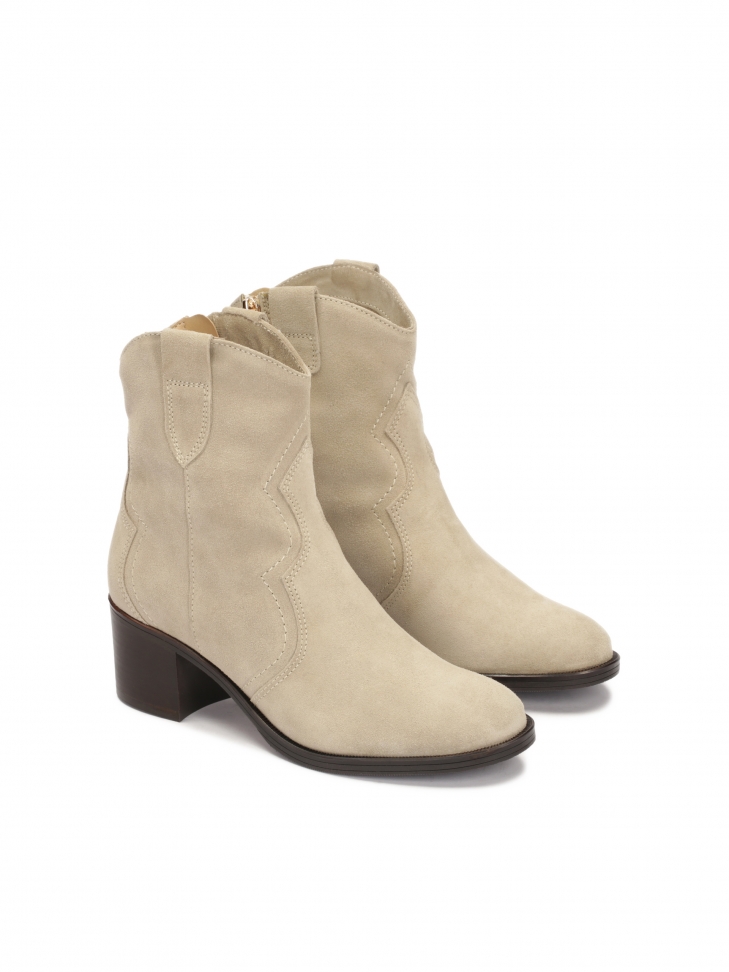 Ponadczasowe kowbojki z zamszu