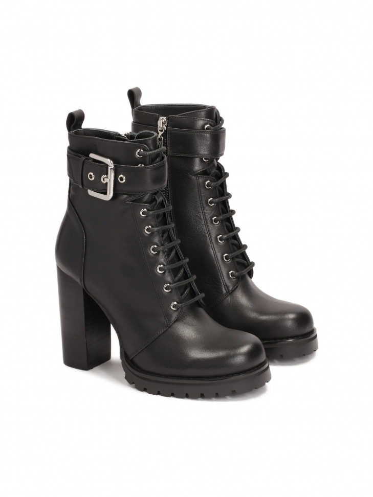 Czarne botki zdobione paskiem ze sprzączką