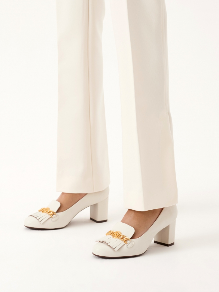 Czółenka na wygodnym obcasie ozdobione frędzlami