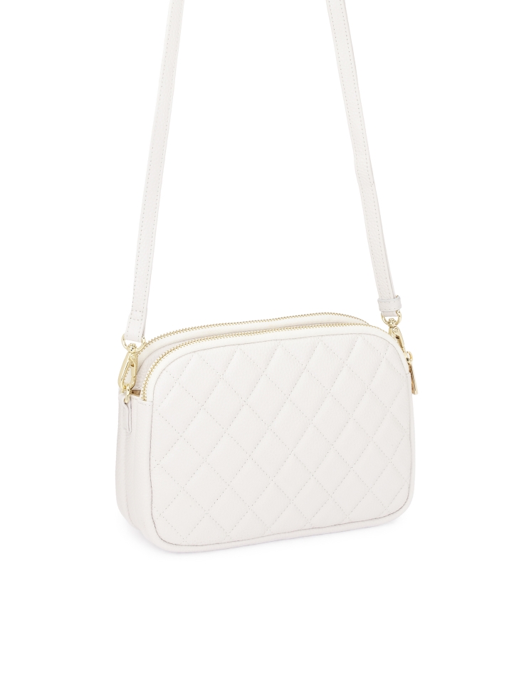 Biała torebka z efektownym pikowaniem