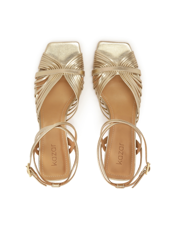 Złote sandały z finezyjnymi paskami