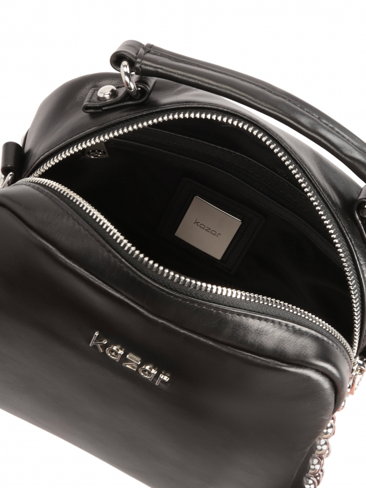 Czarna torebka ze srebrnymi metalami