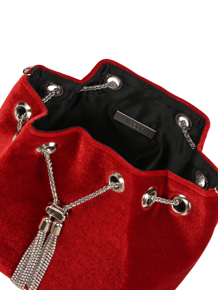 Czerwona torebka z biżuteryjnym zapięciem