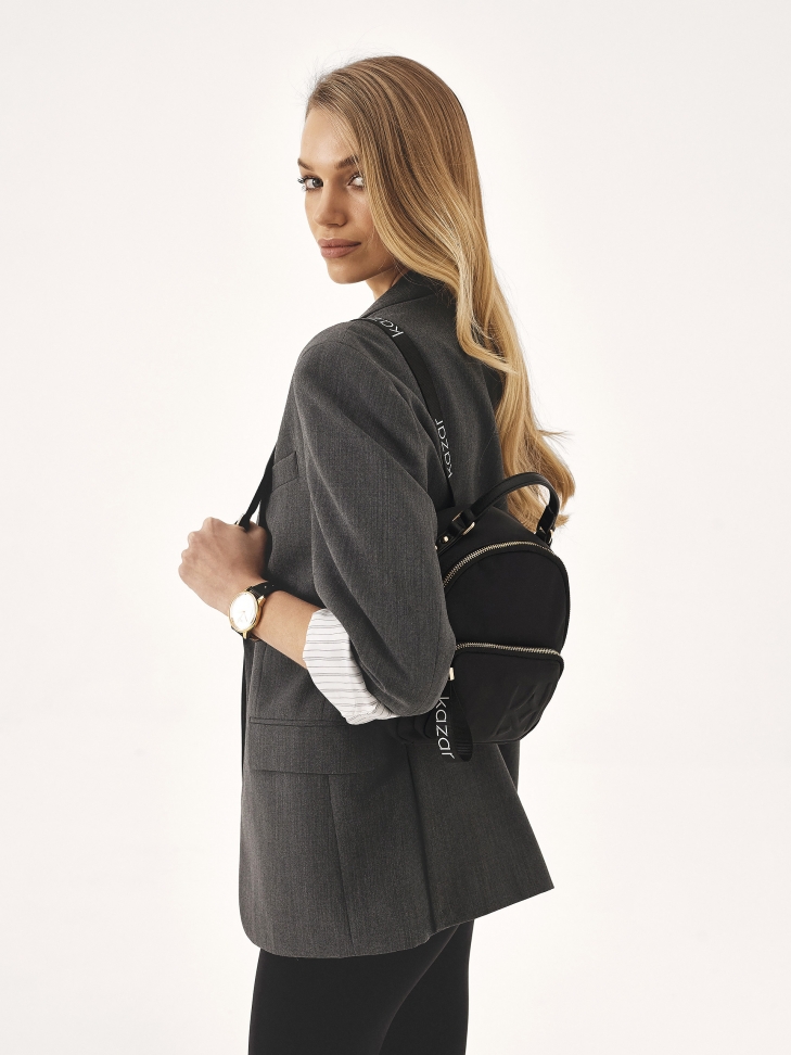 Czarny plecak z tkaniny z recyklingu o pojemnym wnętrzu