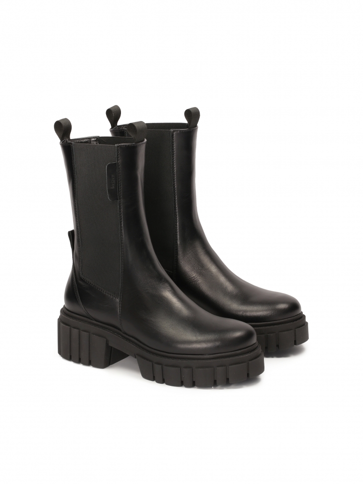 Czarne wsuwane botki chealse na trepowej podeszwie