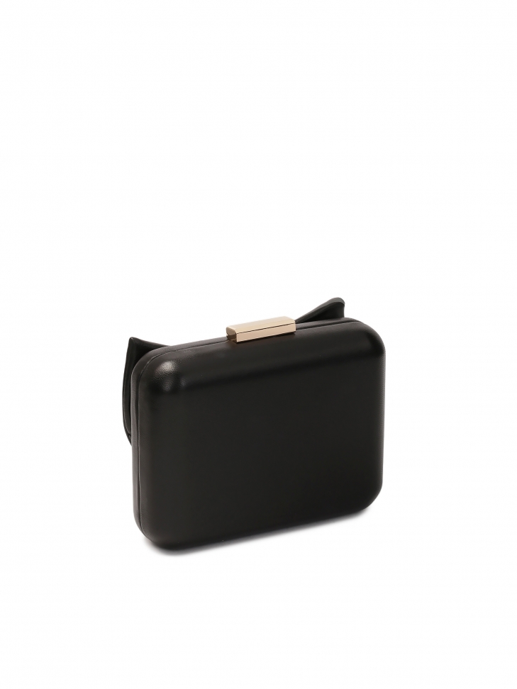 Czarna kopertówka z dużą kokardą na przodzie