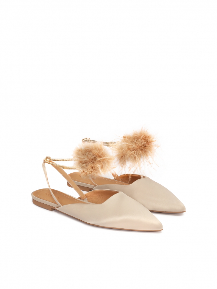 Beżowe płaskie czółenka ślubne z piórami