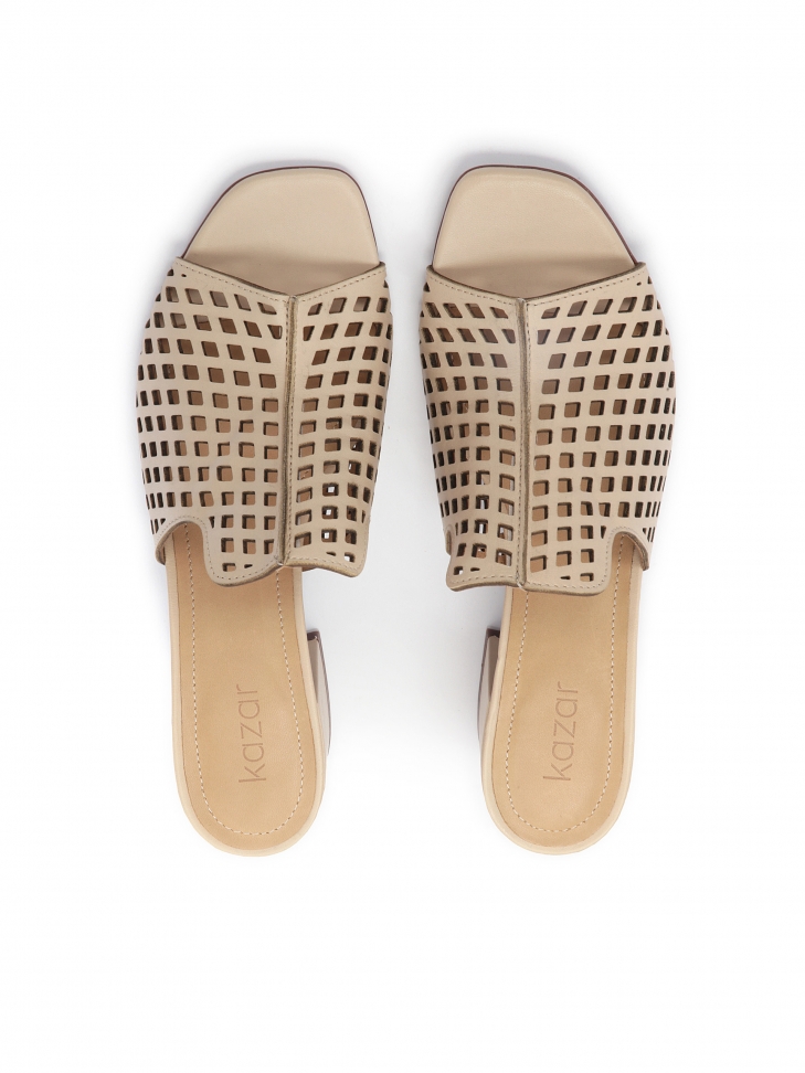 Stylowe klapki na słupku z ażurowym wycięciem