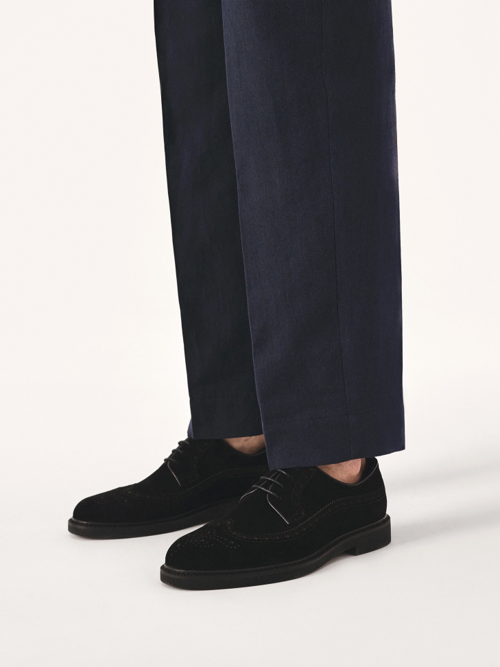 Czarne zamszowe półbuty ze zdobieniem