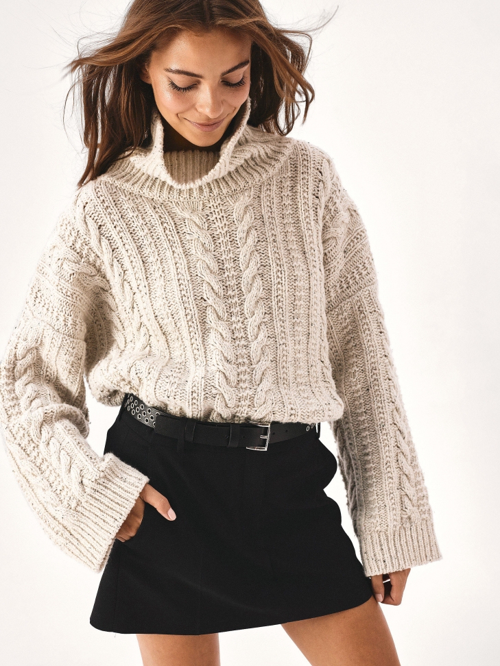 Czarny pasek ze skóry ozdobiony srebrnymi oczkami