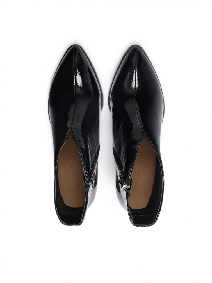 Czarne lakierowane botki z wyprofilowaną cholewką