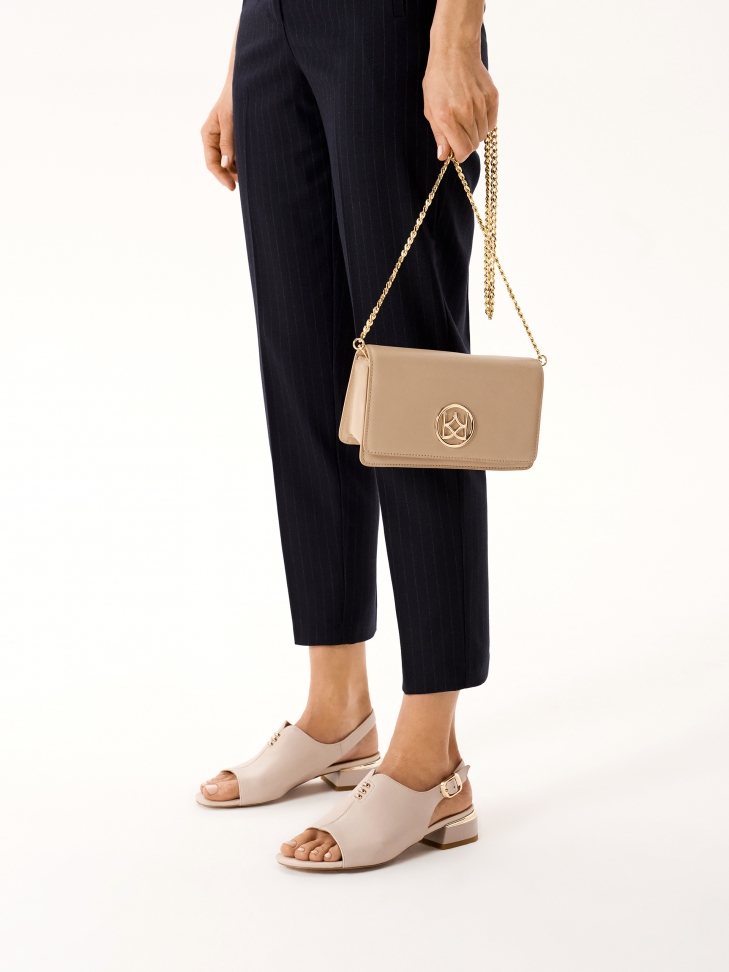 Skórzana prostokątna torebka na otym łańcuchu