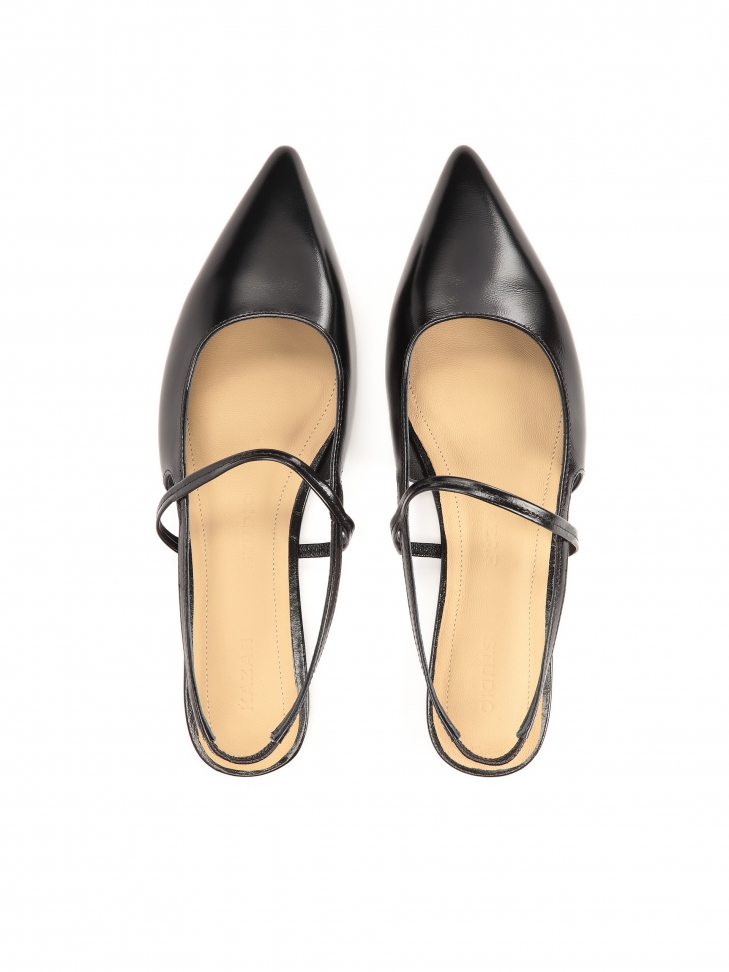 Czółenka na płaskiej podeszwie z otwartą piętą